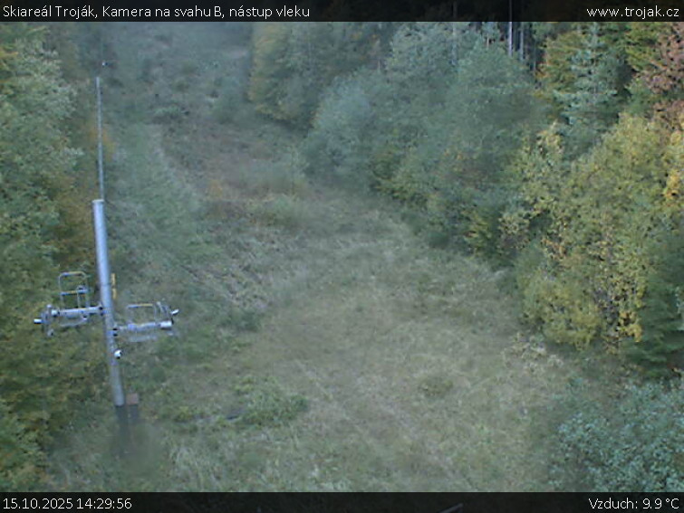 Skiareál Troják - Kamera na svahu B, nástup vleku - 15.10.2025 v 14:29 Skiareál Troják - Kamera na svahu B, nástup vleku - 15.10.2025 v 14:29