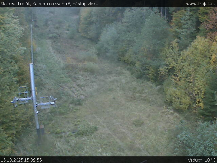 Skiareál Troják - Kamera na svahu B, nástup vleku - 15.10.2025 v 15:09 Skiareál Troják - Kamera na svahu B, nástup vleku - 15.10.2025 v 15:09