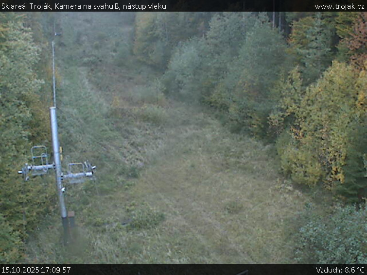 Skiareál Troják - Kamera na svahu B, nástup vleku - 15.10.2025 v 17:09 Skiareál Troják - Kamera na svahu B, nástup vleku - 15.10.2025 v 17:09