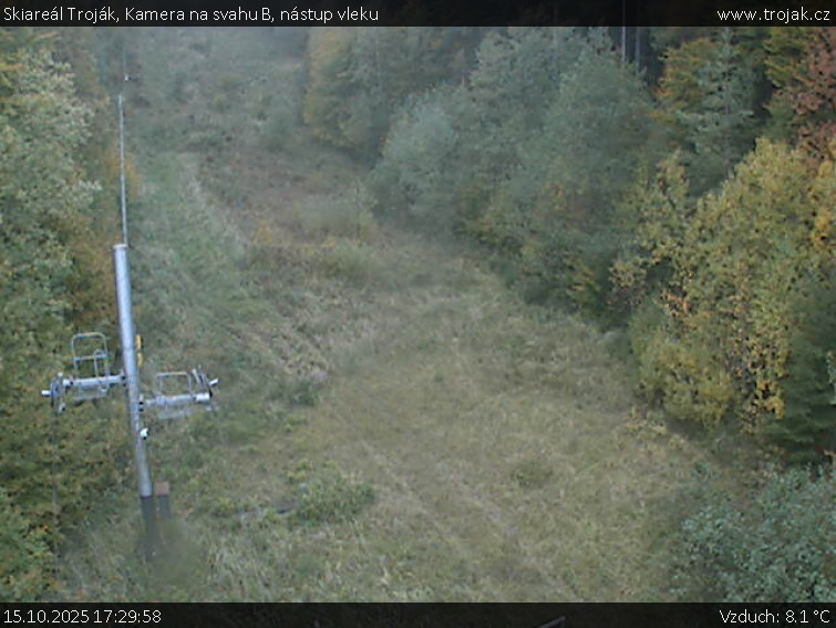 Skiareál Troják - Kamera na svahu B, nástup vleku - 15.10.2025 v 17:29 Skiareál Troják - Kamera na svahu B, nástup vleku - 15.10.2025 v 17:29