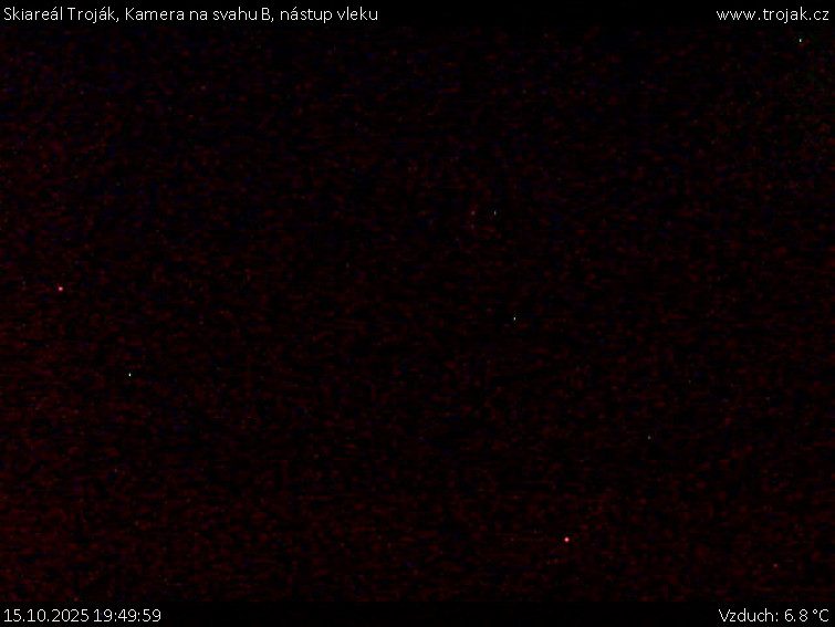Skiareál Troják - Kamera na svahu B, nástup vleku - 15.10.2025 v 19:49 Skiareál Troják - Kamera na svahu B, nástup vleku - 15.10.2025 v 19:49