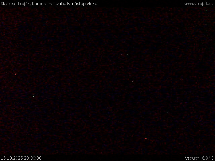 Skiareál Troják - Kamera na svahu B, nástup vleku - 15.10.2025 v 20:30 Skiareál Troják - Kamera na svahu B, nástup vleku - 15.10.2025 v 20:30
