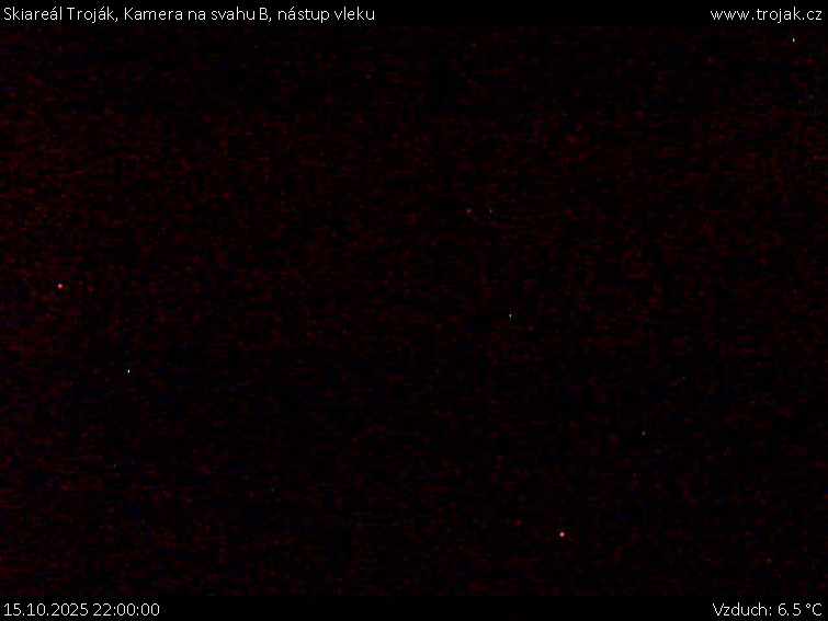 Skiareál Troják - Kamera na svahu B, nástup vleku - 15.10.2025 v 22:00 Skiareál Troják - Kamera na svahu B, nástup vleku - 15.10.2025 v 22:00