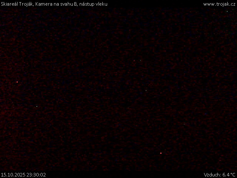 Skiareál Troják - Kamera na svahu B, nástup vleku - 15.10.2025 v 23:30 Skiareál Troják - Kamera na svahu B, nástup vleku - 15.10.2025 v 23:30