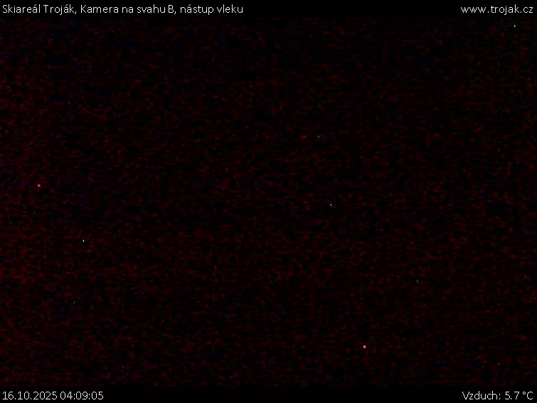 Skiareál Troják - Kamera na svahu B, nástup vleku - 16.10.2025 v 04:09 Skiareál Troják - Kamera na svahu B, nástup vleku - 16.10.2025 v 04:09