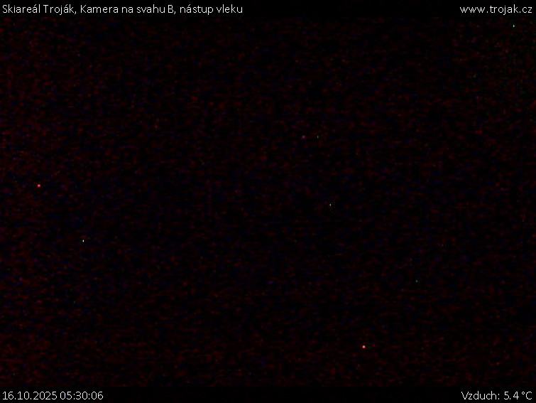 Skiareál Troják - Kamera na svahu B, nástup vleku - 16.10.2025 v 05:30 Skiareál Troják - Kamera na svahu B, nástup vleku - 16.10.2025 v 05:30