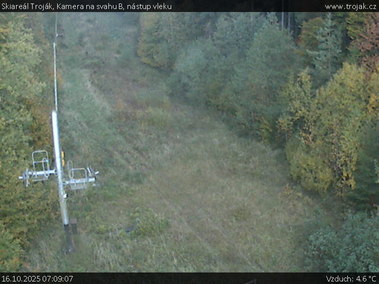 Skiareál Troják - Kamera na svahu B, nástup vleku - 16.10.2025 v 07:09 Skiareál Troják - Kamera na svahu B, nástup vleku - 16.10.2025 v 07:09