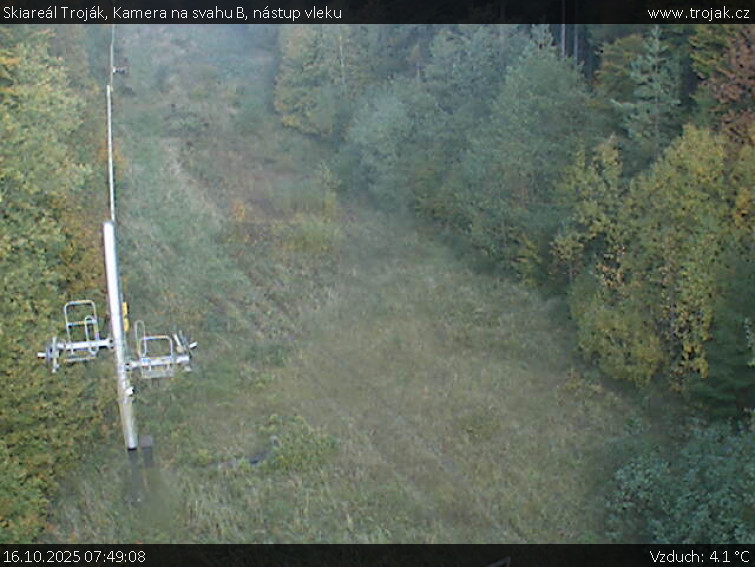 Skiareál Troják - Kamera na svahu B, nástup vleku - 16.10.2025 v 07:49 Skiareál Troják - Kamera na svahu B, nástup vleku - 16.10.2025 v 07:49