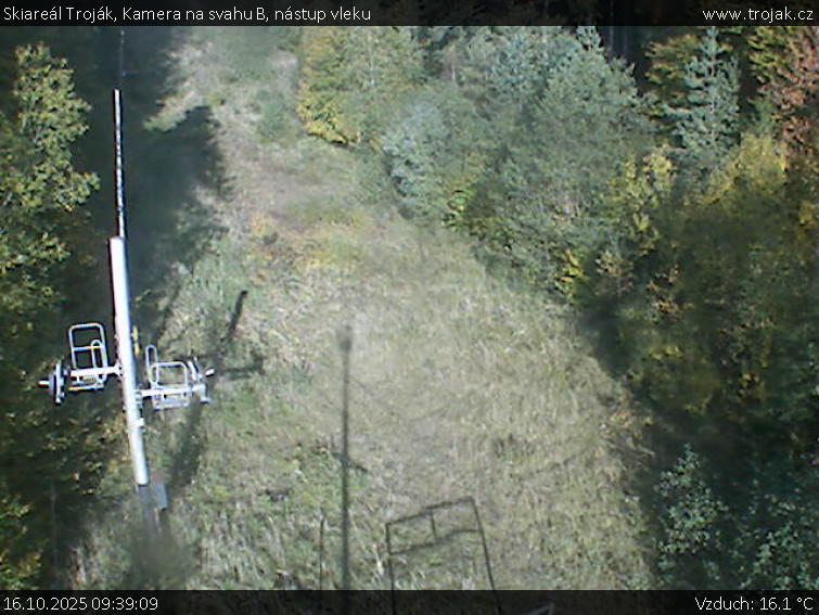 Skiareál Troják - Kamera na svahu B, nástup vleku - 16.10.2025 v 09:39 Skiareál Troják - Kamera na svahu B, nástup vleku - 16.10.2025 v 09:39