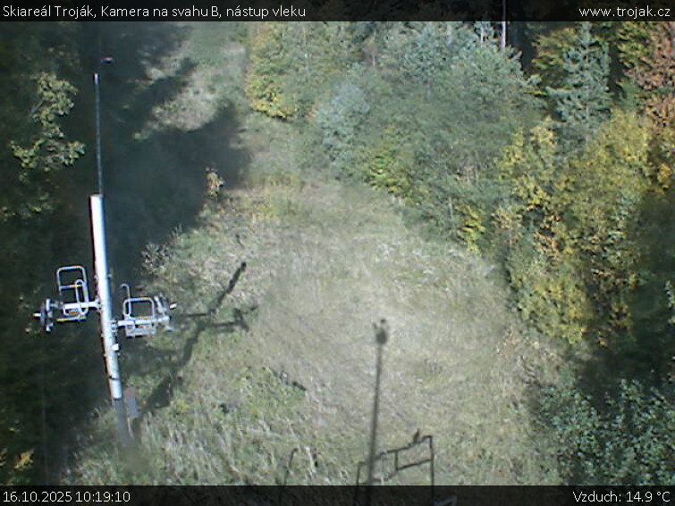 Skiareál Troják - Kamera na svahu B, nástup vleku - 16.10.2025 v 10:19 Skiareál Troják - Kamera na svahu B, nástup vleku - 16.10.2025 v 10:19