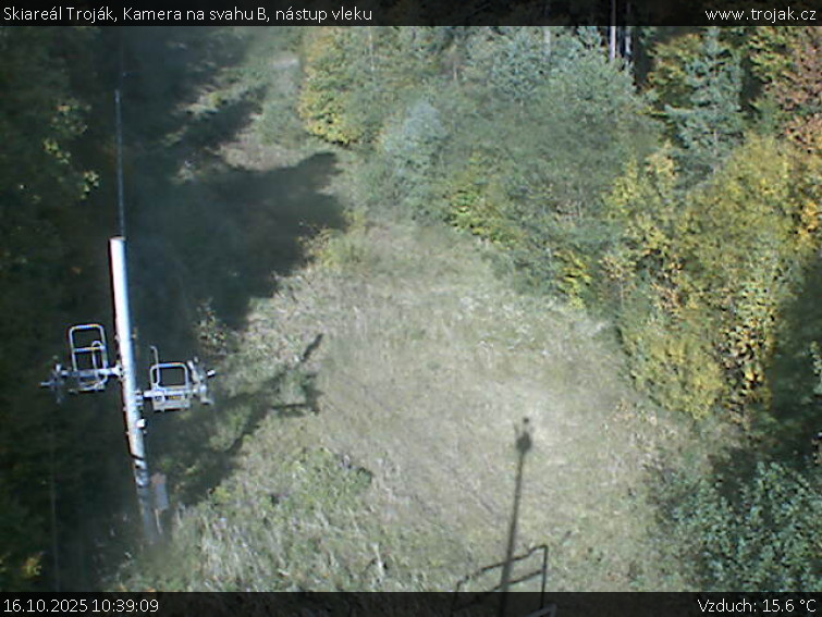Skiareál Troják - Kamera na svahu B, nástup vleku - 16.10.2025 v 10:39 Skiareál Troják - Kamera na svahu B, nástup vleku - 16.10.2025 v 10:39