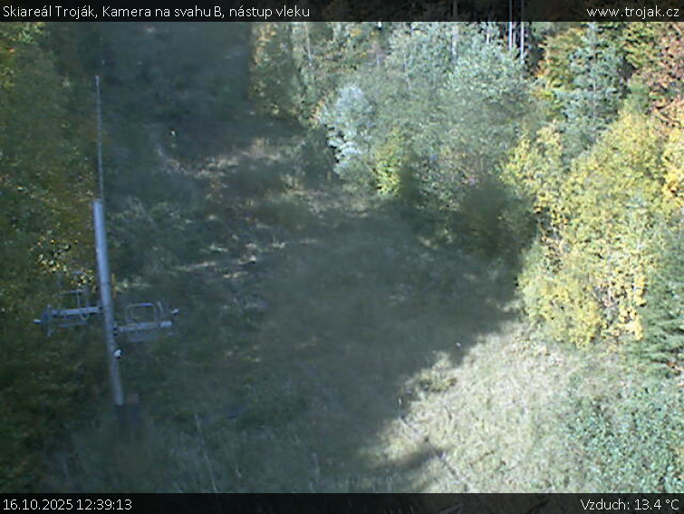 Skiareál Troják - Kamera na svahu B, nástup vleku - 16.10.2025 v 12:39 Skiareál Troják - Kamera na svahu B, nástup vleku - 16.10.2025 v 12:39