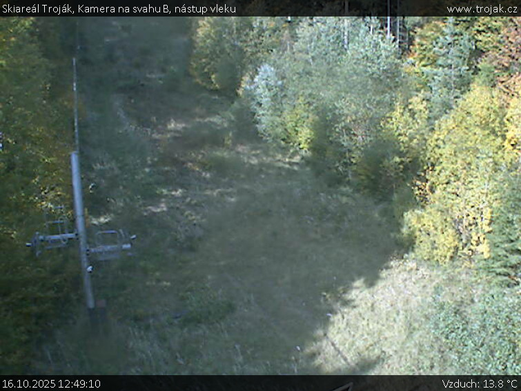 Skiareál Troják - Kamera na svahu B, nástup vleku - 16.10.2025 v 12:49 Skiareál Troják - Kamera na svahu B, nástup vleku - 16.10.2025 v 12:49