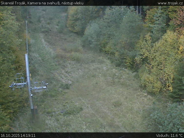 Skiareál Troják - Kamera na svahu B, nástup vleku - 16.10.2025 v 14:19 Skiareál Troják - Kamera na svahu B, nástup vleku - 16.10.2025 v 14:19