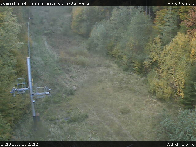 Skiareál Troják - Kamera na svahu B, nástup vleku - 16.10.2025 v 15:29 Skiareál Troják - Kamera na svahu B, nástup vleku - 16.10.2025 v 15:29