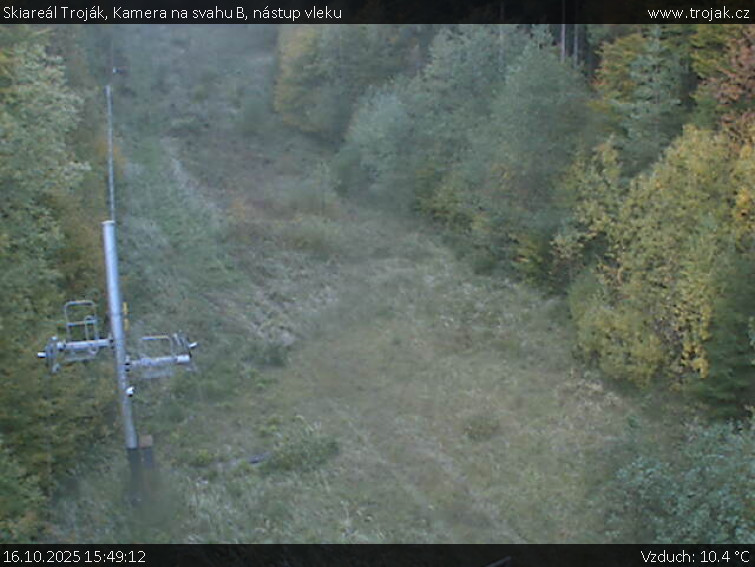 Skiareál Troják - Kamera na svahu B, nástup vleku - 16.10.2025 v 15:49 Skiareál Troják - Kamera na svahu B, nástup vleku - 16.10.2025 v 15:49