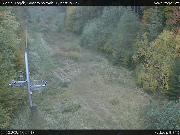 Skiareál Troják - Kamera na svahu B, nástup vleku - 16.10.2025 v 16:59 Skiareál Troják - Kamera na svahu B, nástup vleku - 16.10.2025 v 16:59