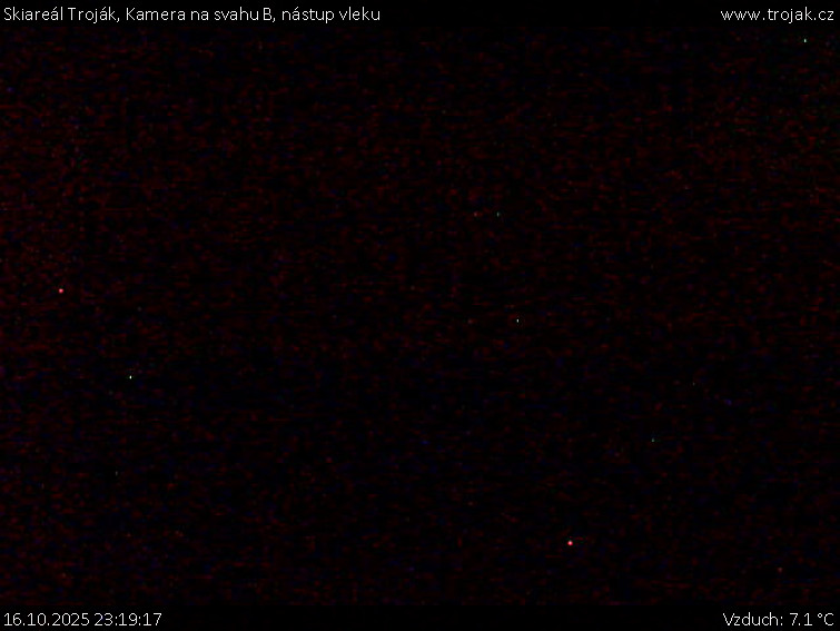 Skiareál Troják - Kamera na svahu B, nástup vleku - 16.10.2025 v 23:19 Skiareál Troják - Kamera na svahu B, nástup vleku - 16.10.2025 v 23:19