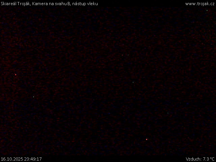 Skiareál Troják - Kamera na svahu B, nástup vleku - 16.10.2025 v 23:49 Skiareál Troják - Kamera na svahu B, nástup vleku - 16.10.2025 v 23:49
