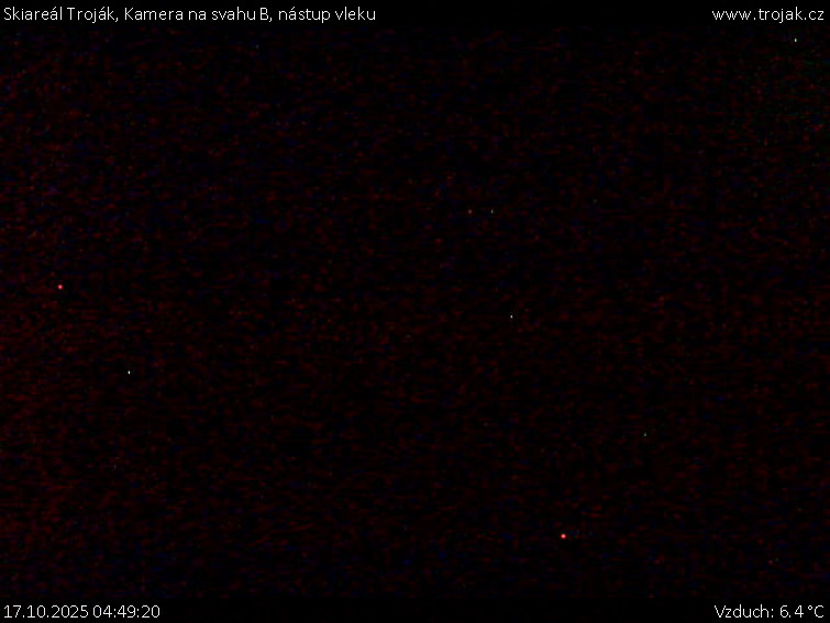 Skiareál Troják - Kamera na svahu B, nástup vleku - 17.10.2025 v 04:49 Skiareál Troják - Kamera na svahu B, nástup vleku - 17.10.2025 v 04:49