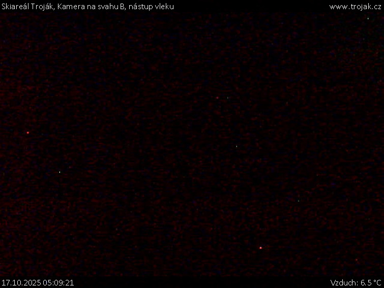 Skiareál Troják - Kamera na svahu B, nástup vleku - 17.10.2025 v 05:09 Skiareál Troják - Kamera na svahu B, nástup vleku - 17.10.2025 v 05:09