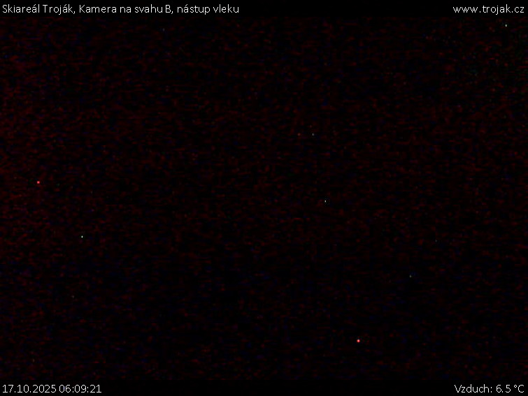 Skiareál Troják - Kamera na svahu B, nástup vleku - 17.10.2025 v 06:09 Skiareál Troják - Kamera na svahu B, nástup vleku - 17.10.2025 v 06:09