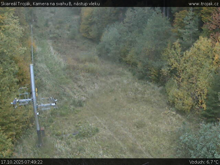Skiareál Troják - Kamera na svahu B, nástup vleku - 17.10.2025 v 07:49 Skiareál Troják - Kamera na svahu B, nástup vleku - 17.10.2025 v 07:49