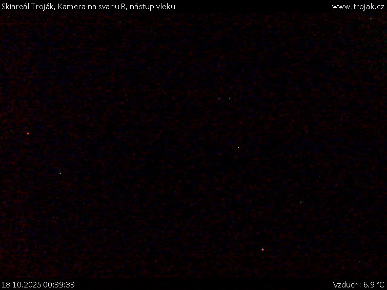 Skiareál Troják - Kamera na svahu B, nástup vleku - 18.10.2025 v 00:39 Skiareál Troják - Kamera na svahu B, nástup vleku - 18.10.2025 v 00:39