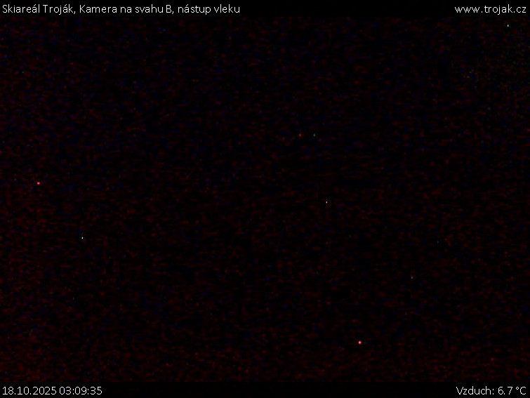 Skiareál Troják - Kamera na svahu B, nástup vleku - 18.10.2025 v 03:09 Skiareál Troják - Kamera na svahu B, nástup vleku - 18.10.2025 v 03:09