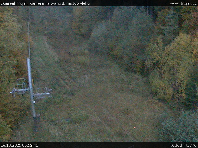 Skiareál Troják - Kamera na svahu B, nástup vleku - 18.10.2025 v 06:59 Skiareál Troják - Kamera na svahu B, nástup vleku - 18.10.2025 v 06:59