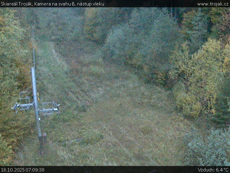 Skiareál Troják - Kamera na svahu B, nástup vleku - 18.10.2025 v 07:09 Skiareál Troják - Kamera na svahu B, nástup vleku - 18.10.2025 v 07:09
