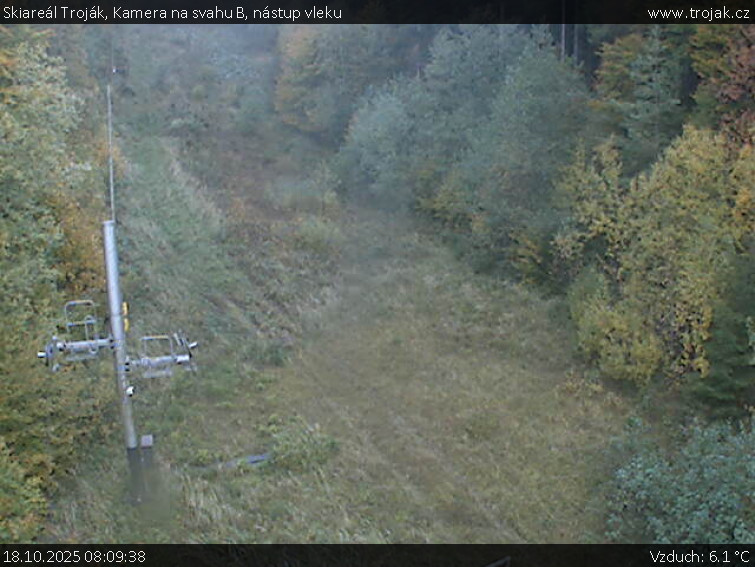 Skiareál Troják - Kamera na svahu B, nástup vleku - 18.10.2025 v 08:09 Skiareál Troják - Kamera na svahu B, nástup vleku - 18.10.2025 v 08:09