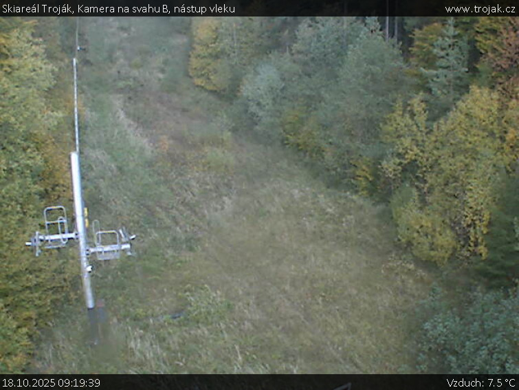 Skiareál Troják - Kamera na svahu B, nástup vleku - 18.10.2025 v 09:19 Skiareál Troják - Kamera na svahu B, nástup vleku - 18.10.2025 v 09:19