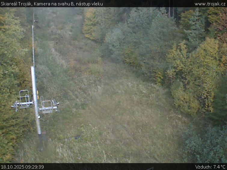 Skiareál Troják - Kamera na svahu B, nástup vleku - 18.10.2025 v 09:29 Skiareál Troják - Kamera na svahu B, nástup vleku - 18.10.2025 v 09:29