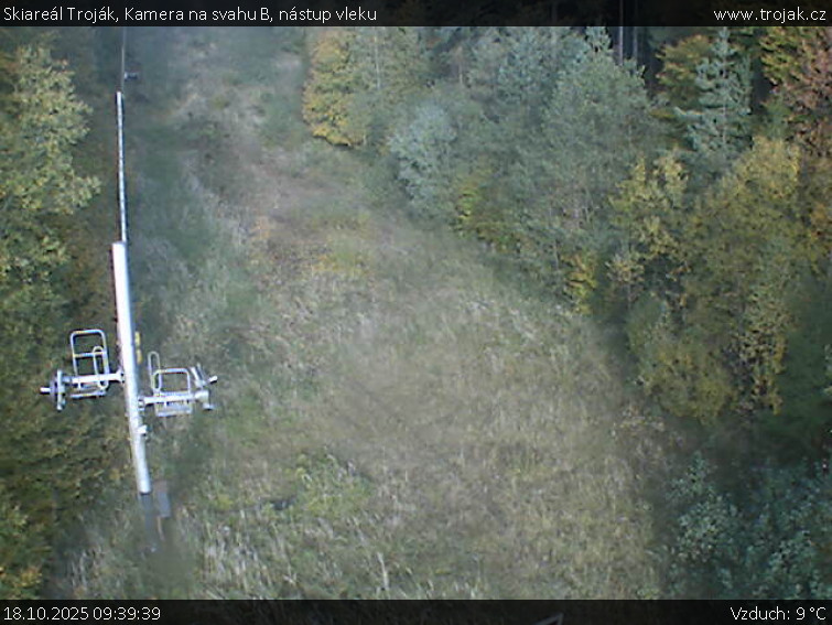 Skiareál Troják - Kamera na svahu B, nástup vleku - 18.10.2025 v 09:39 Skiareál Troják - Kamera na svahu B, nástup vleku - 18.10.2025 v 09:39