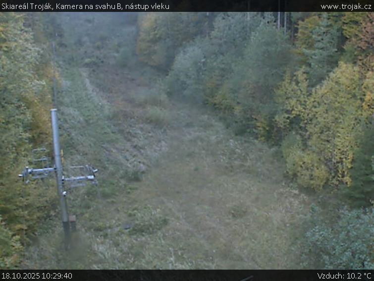 Skiareál Troják - Kamera na svahu B, nástup vleku - 18.10.2025 v 10:29 Skiareál Troják - Kamera na svahu B, nástup vleku - 18.10.2025 v 10:29