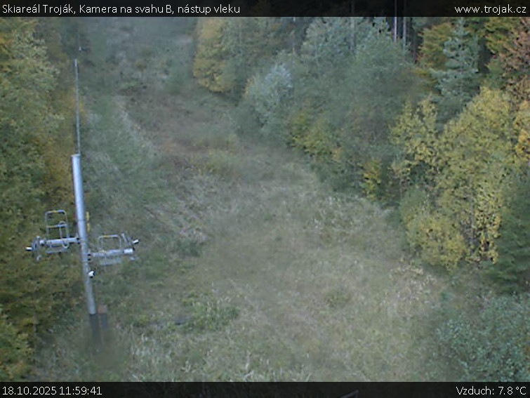 Skiareál Troják - Kamera na svahu B, nástup vleku - 18.10.2025 v 11:59 Skiareál Troják - Kamera na svahu B, nástup vleku - 18.10.2025 v 11:59