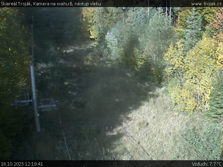 Skiareál Troják - Kamera na svahu B, nástup vleku - 18.10.2025 v 12:19 Skiareál Troják - Kamera na svahu B, nástup vleku - 18.10.2025 v 12:19