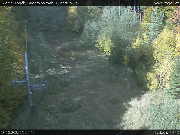 Skiareál Troják - Kamera na svahu B, nástup vleku - 18.10.2025 v 12:59 Skiareál Troják - Kamera na svahu B, nástup vleku - 18.10.2025 v 12:59