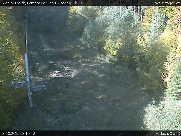 Skiareál Troják - Kamera na svahu B, nástup vleku - 18.10.2025 v 13:19 Skiareál Troják - Kamera na svahu B, nástup vleku - 18.10.2025 v 13:19