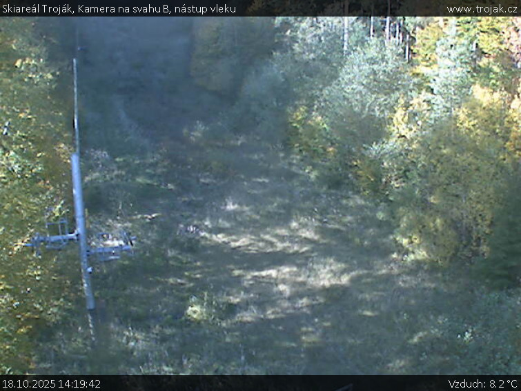 Skiareál Troják - Kamera na svahu B, nástup vleku - 18.10.2025 v 14:19 Skiareál Troják - Kamera na svahu B, nástup vleku - 18.10.2025 v 14:19