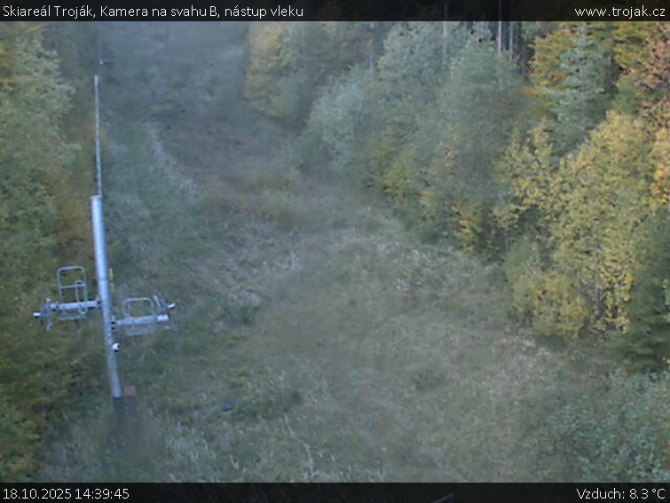 Skiareál Troják - Kamera na svahu B, nástup vleku - 18.10.2025 v 14:39 Skiareál Troják - Kamera na svahu B, nástup vleku - 18.10.2025 v 14:39