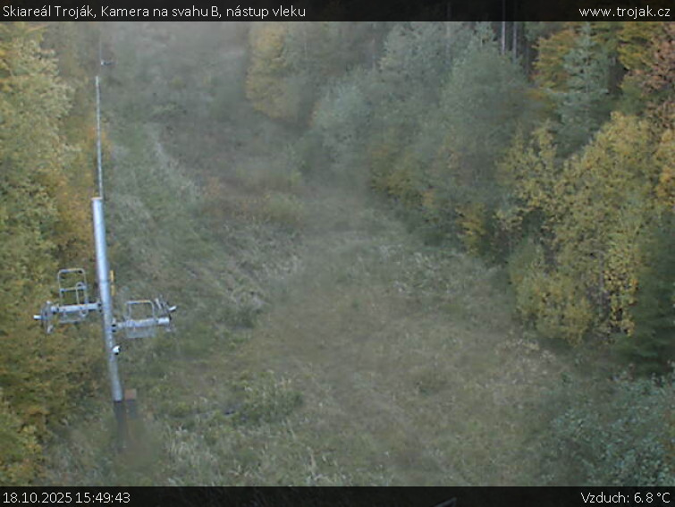 Skiareál Troják - Kamera na svahu B, nástup vleku - 18.10.2025 v 15:49 Skiareál Troják - Kamera na svahu B, nástup vleku - 18.10.2025 v 15:49