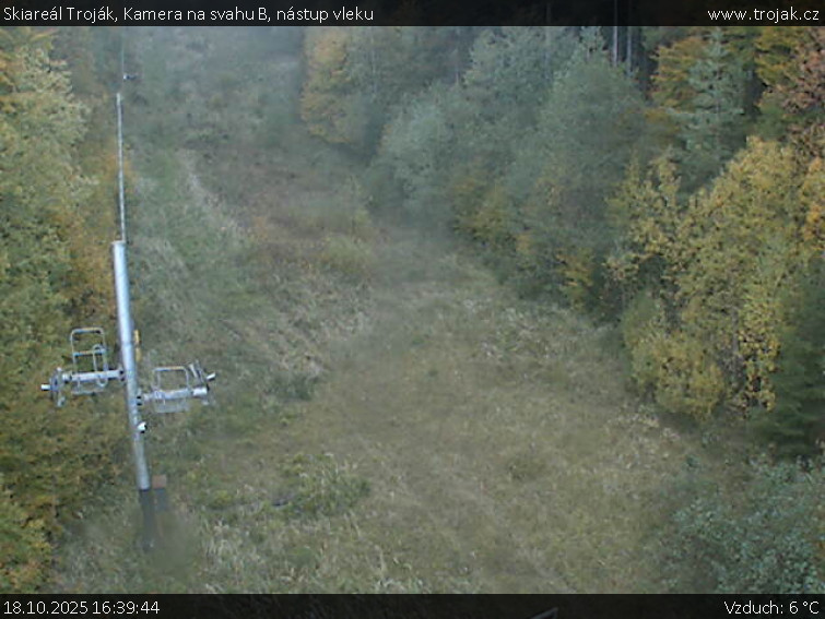 Skiareál Troják - Kamera na svahu B, nástup vleku - 18.10.2025 v 16:39 Skiareál Troják - Kamera na svahu B, nástup vleku - 18.10.2025 v 16:39