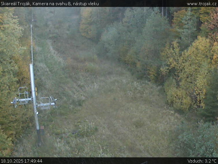 Skiareál Troják - Kamera na svahu B, nástup vleku - 18.10.2025 v 17:49 Skiareál Troják - Kamera na svahu B, nástup vleku - 18.10.2025 v 17:49