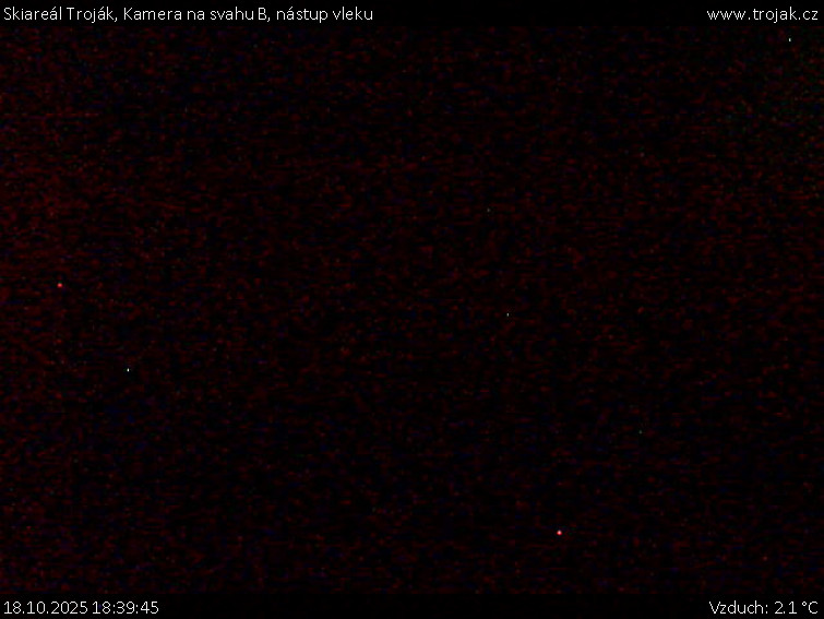 Skiareál Troják - Kamera na svahu B, nástup vleku - 18.10.2025 v 18:39 Skiareál Troják - Kamera na svahu B, nástup vleku - 18.10.2025 v 18:39