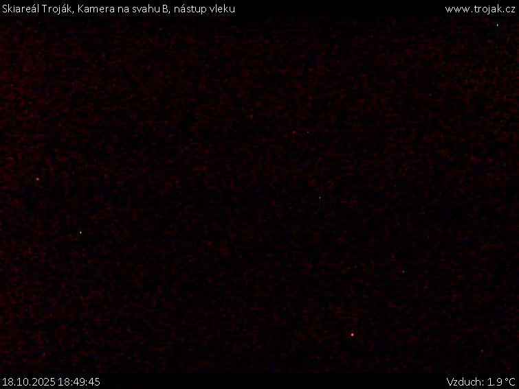 Skiareál Troják - Kamera na svahu B, nástup vleku - 18.10.2025 v 18:49 Skiareál Troják - Kamera na svahu B, nástup vleku - 18.10.2025 v 18:49