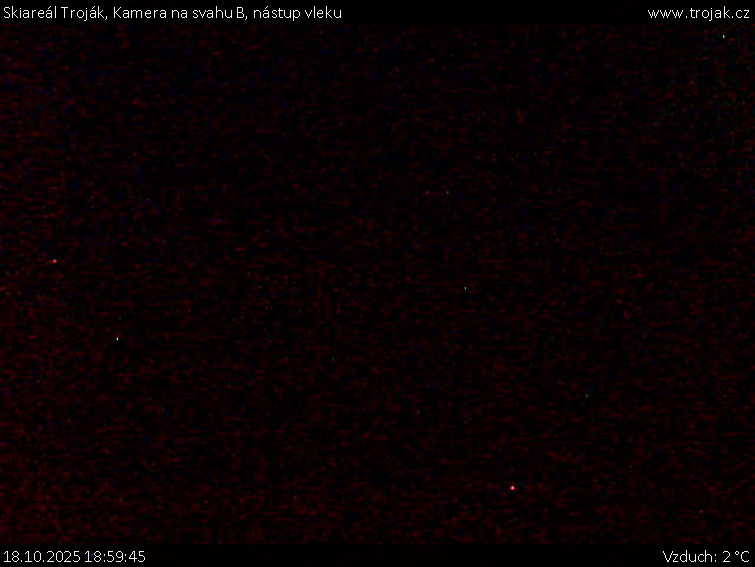 Skiareál Troják - Kamera na svahu B, nástup vleku - 18.10.2025 v 18:59 Skiareál Troják - Kamera na svahu B, nástup vleku - 18.10.2025 v 18:59