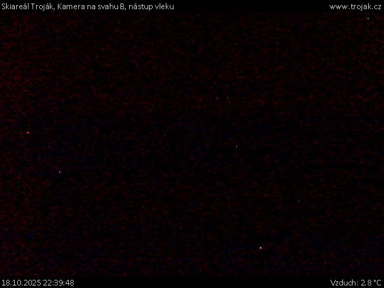 Skiareál Troják - Kamera na svahu B, nástup vleku - 18.10.2025 v 22:39 Skiareál Troják - Kamera na svahu B, nástup vleku - 18.10.2025 v 22:39