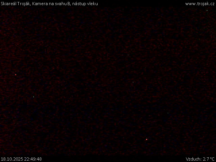 Skiareál Troják - Kamera na svahu B, nástup vleku - 18.10.2025 v 22:49 Skiareál Troják - Kamera na svahu B, nástup vleku - 18.10.2025 v 22:49